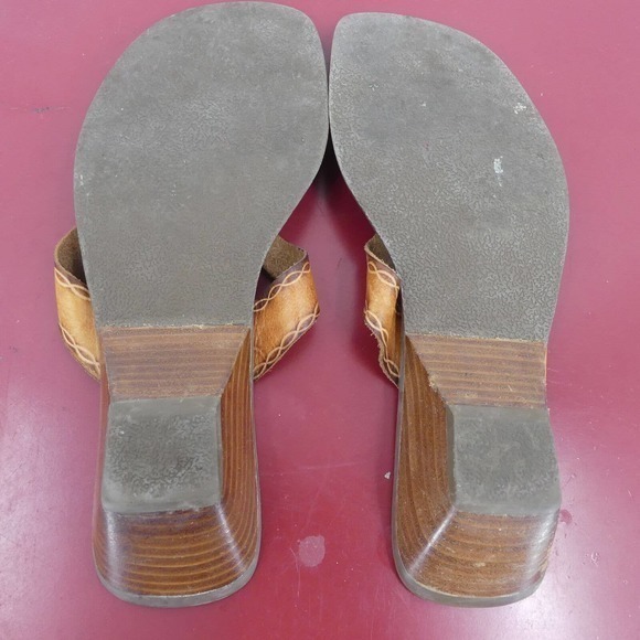 Bakers Brown Leather Floral Thong Sandals Women's Size 9.5 - Picture 4 of 4
